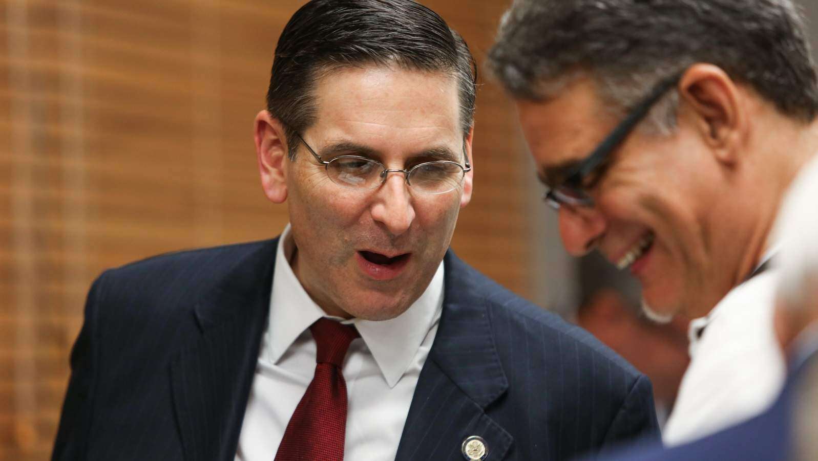 Junta no puede erosionar la seguridad del país, dice juez federal