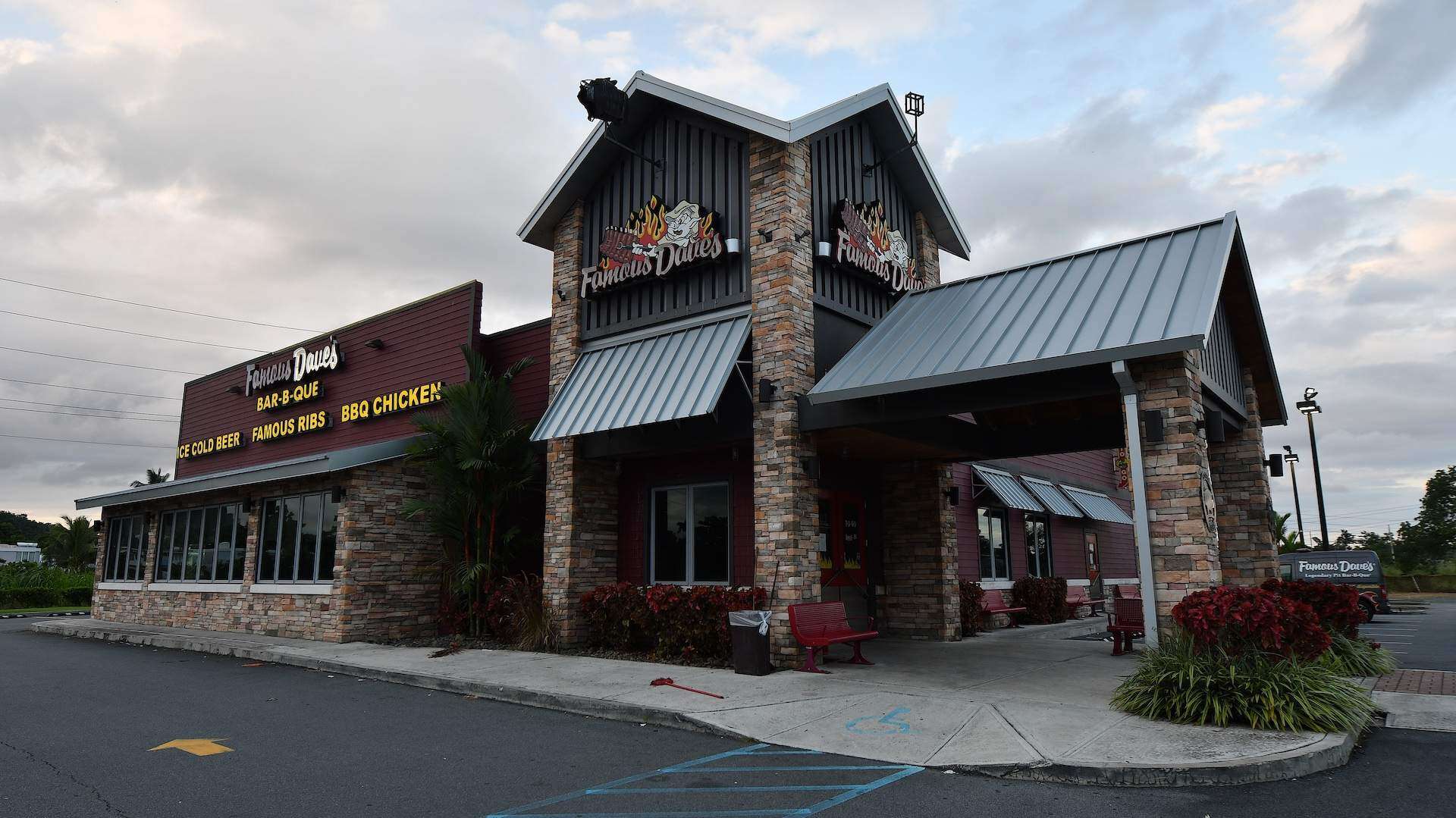 Cierra Famous Dave’s en Bayamón