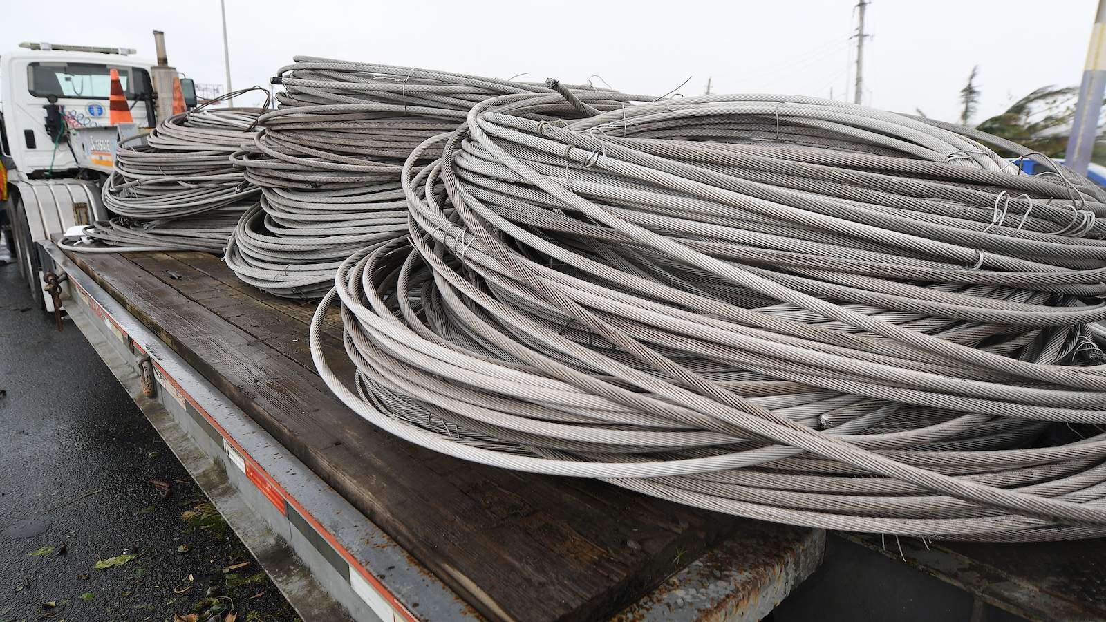 Hubo que mandar a hacer el cable para traer luz tras María