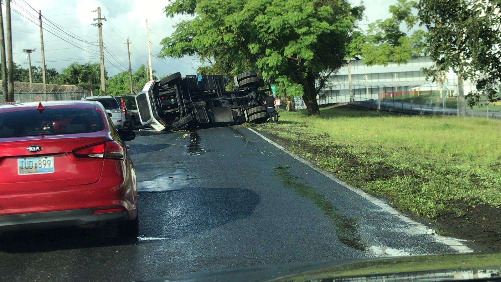 Se vuelca camión cerca de Buchanan