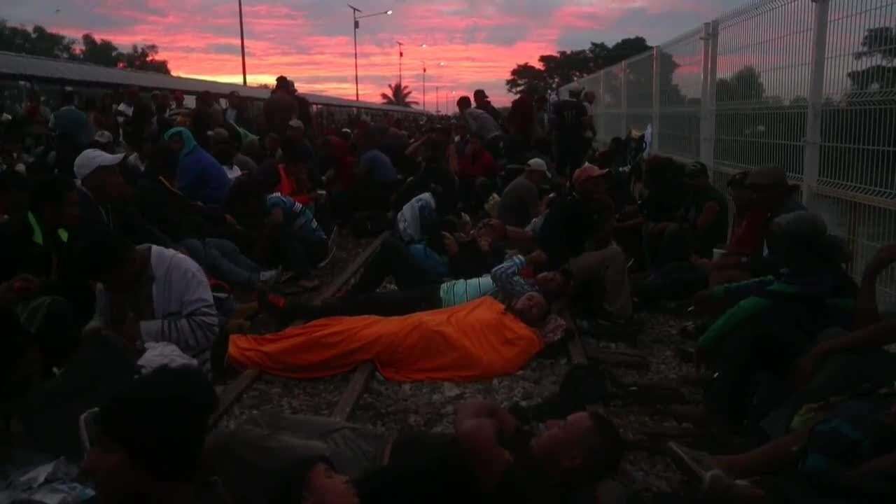 Emigrantes pasan la frontera de México en balsas