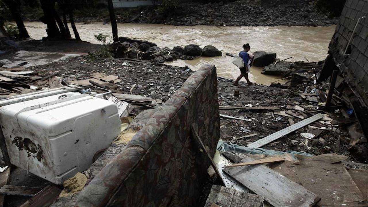 Muere bombero removiendo escombros dejados por Michael