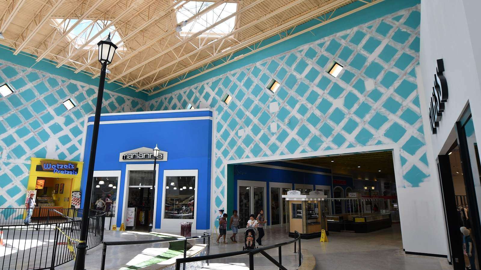 El ‘mall’ mantiene su atractivo pero tiene competencia en la web