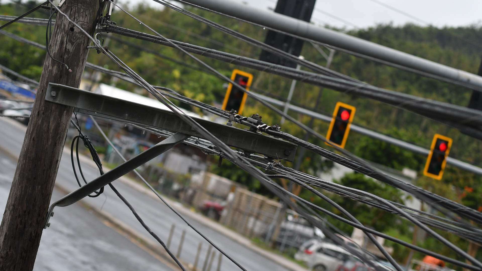 Empleado recibe descarga eléctrica mientras recogía escombros