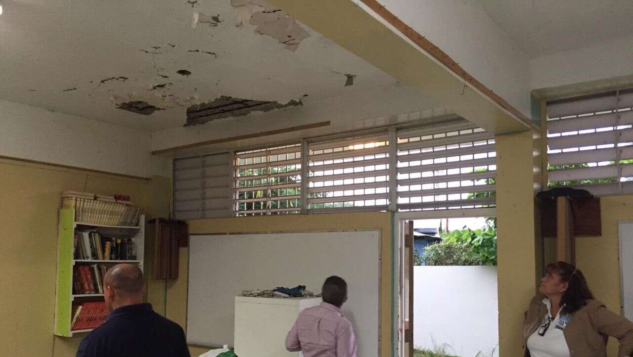 De milagro no les cae parte del techo a estudiantes de Ponce