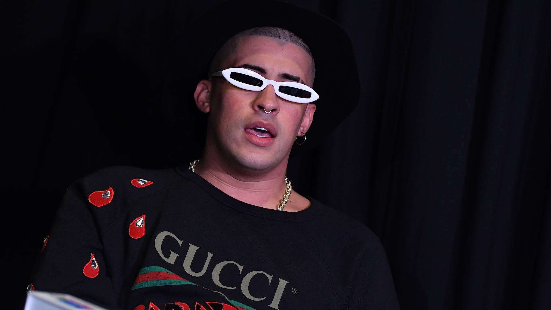 Bad Bunny bromea con su inglés en la alfombra de los AMAs
