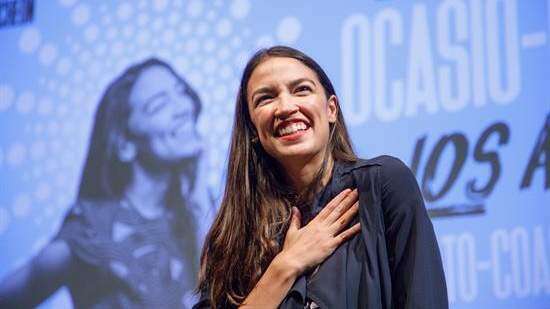 Alexandria Ocasio no tiene para pagarse un apartamento en D.C.