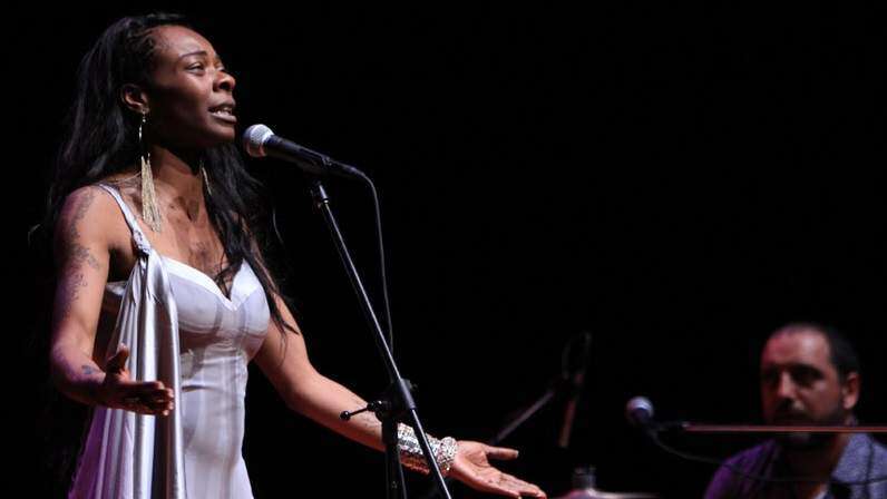 Buika trama ‘algo bonito, sólido y bello’ con Carlos Santana