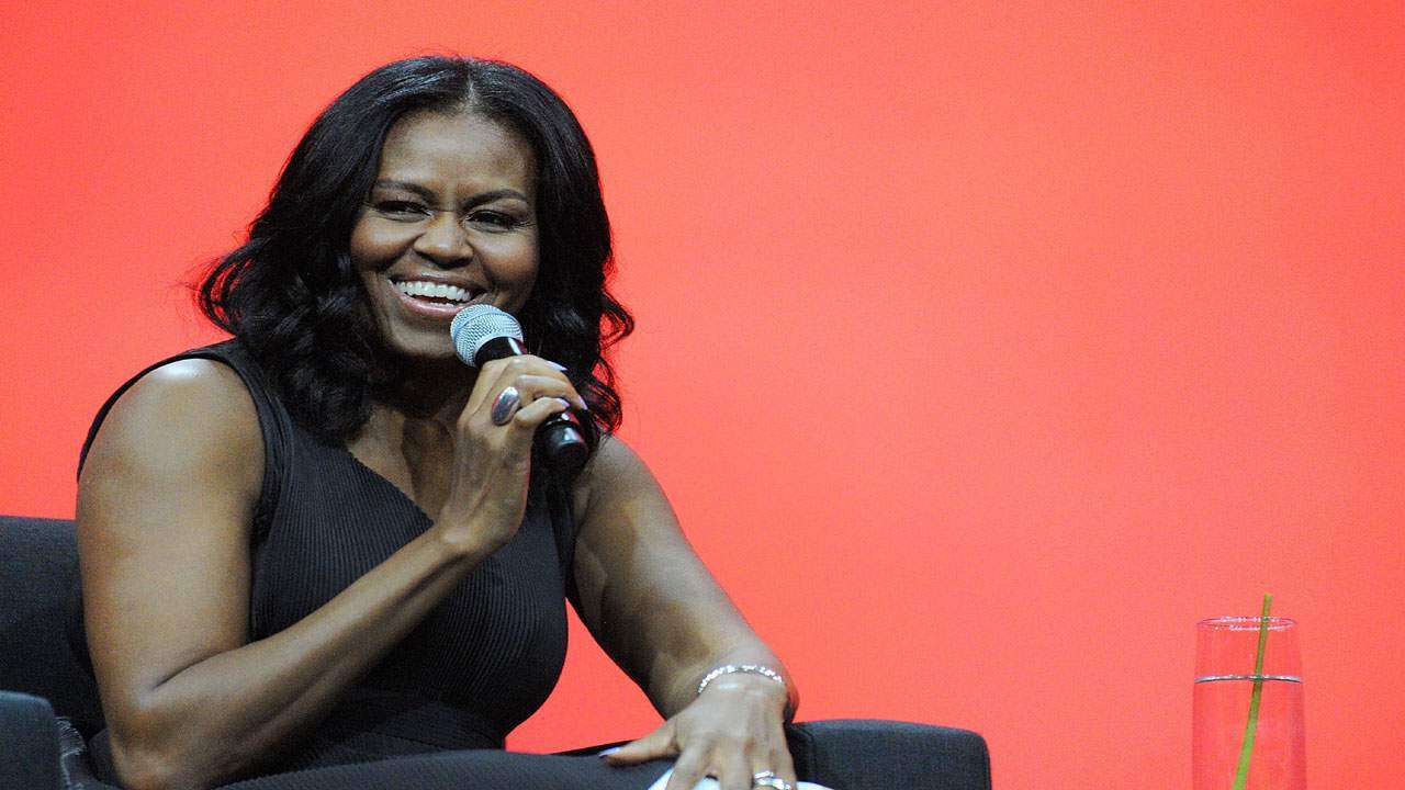 Michelle Obama es sorprendida por su esposo en presentación de libro