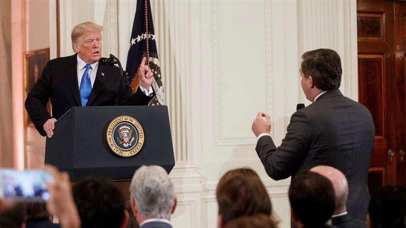 Trump la vuelve a emprender contra periodista de CNN