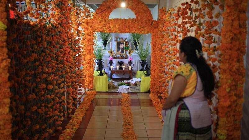 México honra a los emigrantes en Día de los Muertos