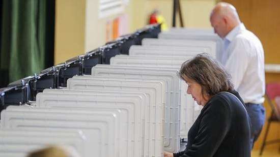 Jueza ordena permitir el voto a nuevos ciudadanos en Georgia