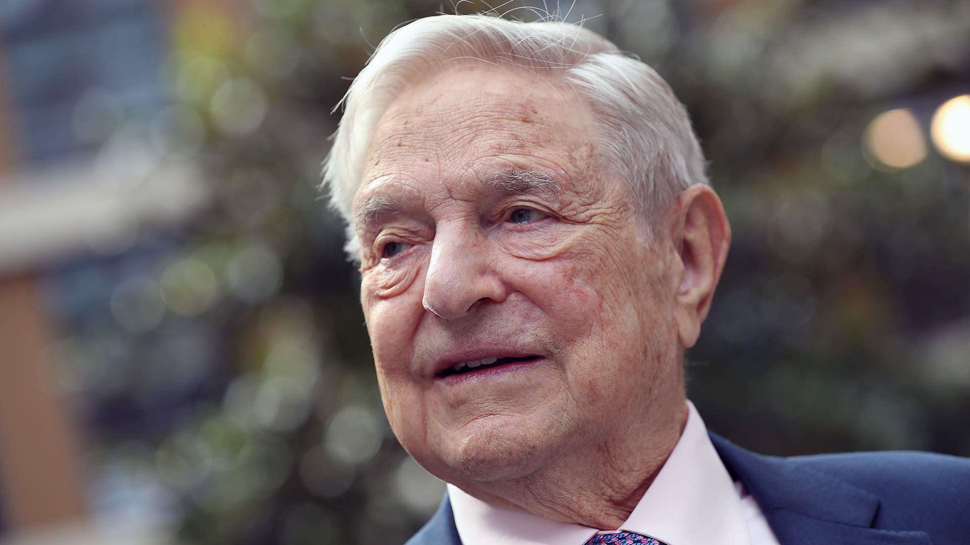 Facebook ordenó investigar a George Soros