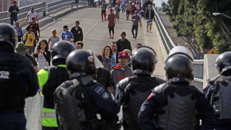 Caravana de emigrantes rompe cerco policial para llegar a Estados Unidos