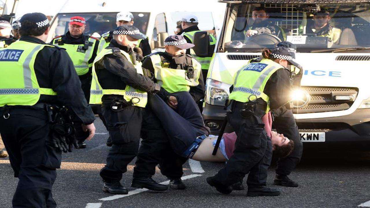 Bloquean 5 puentes en Londres en protesta contra el cambio climático