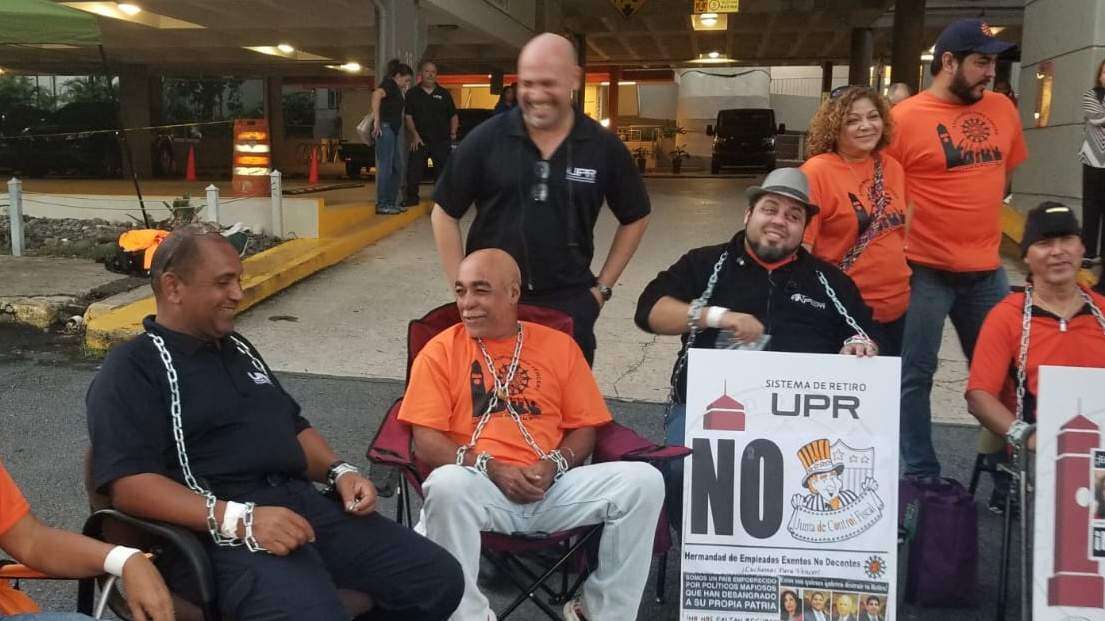 Encadenados reclaman por el retiro de la UPR