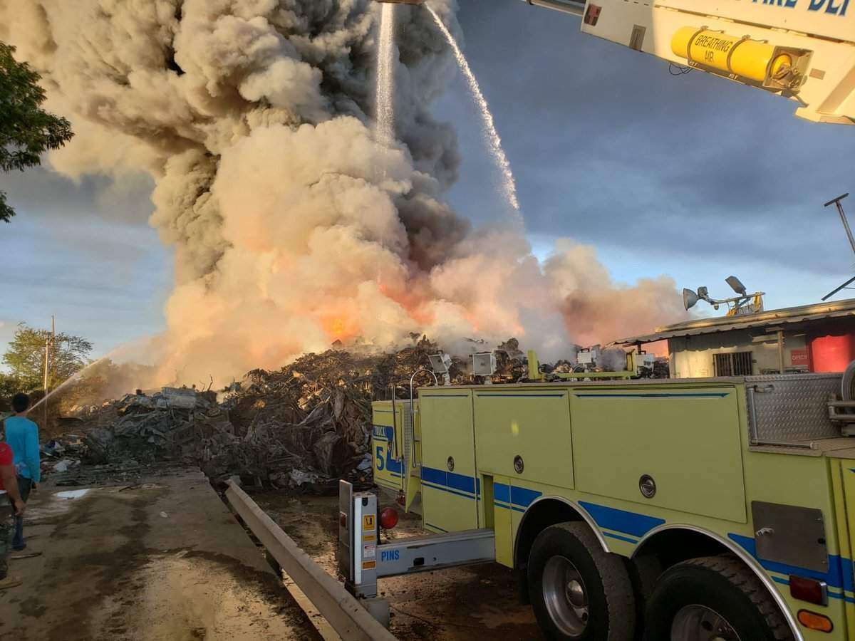 Un día después continúa el fuego en Carolina