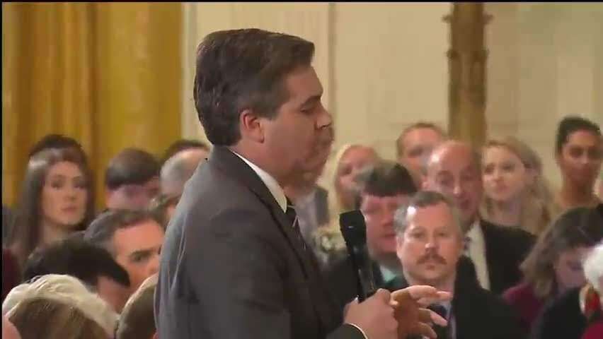 Trump intercambia insultos con periodistas