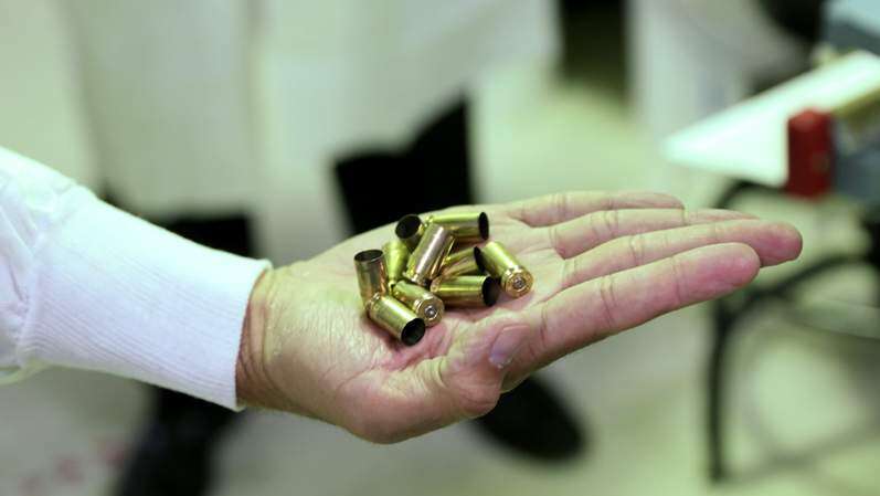 Menor sale herido por pistola que trajo a la escuela