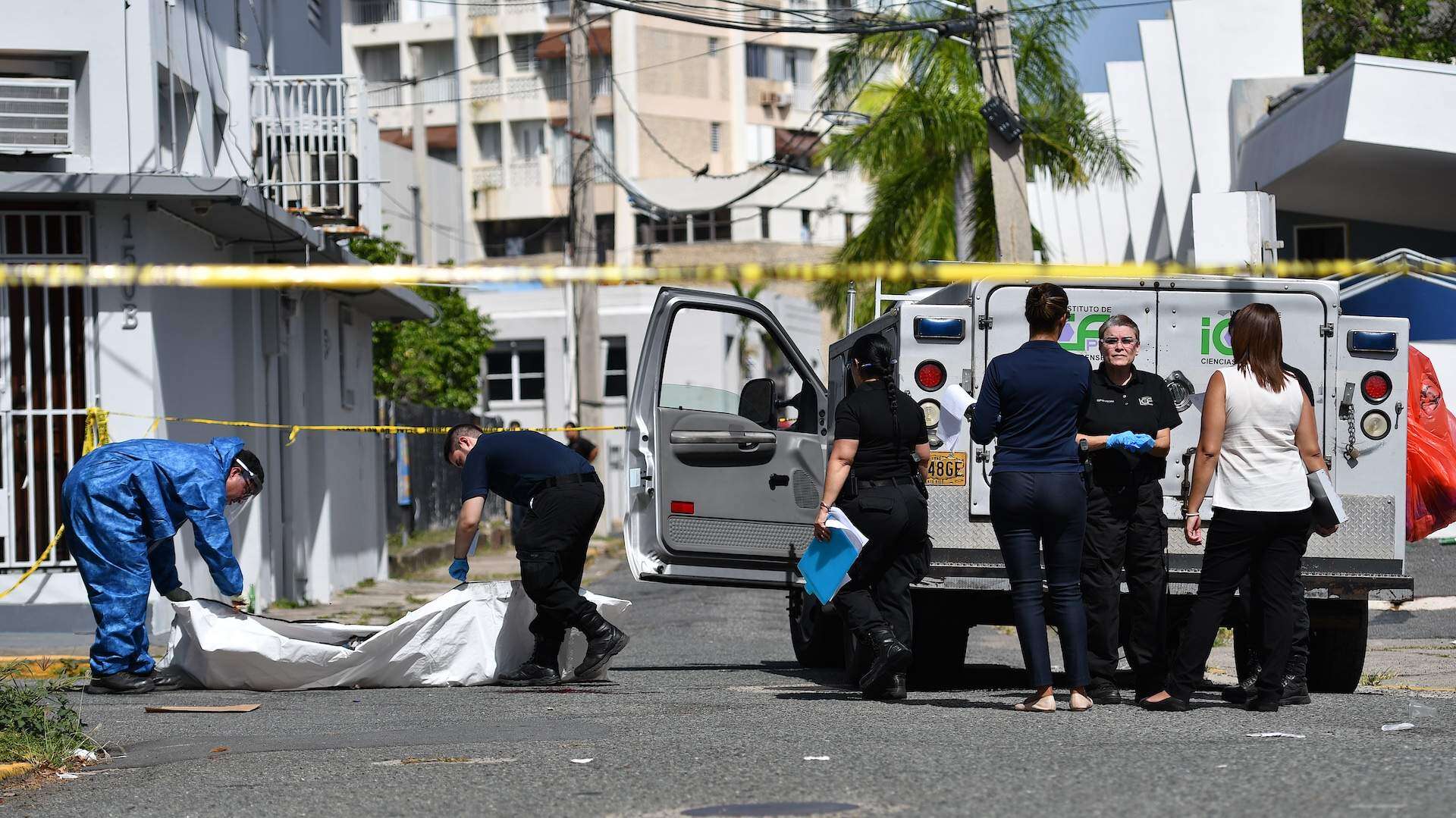 Encuentran joven baleado en una acera