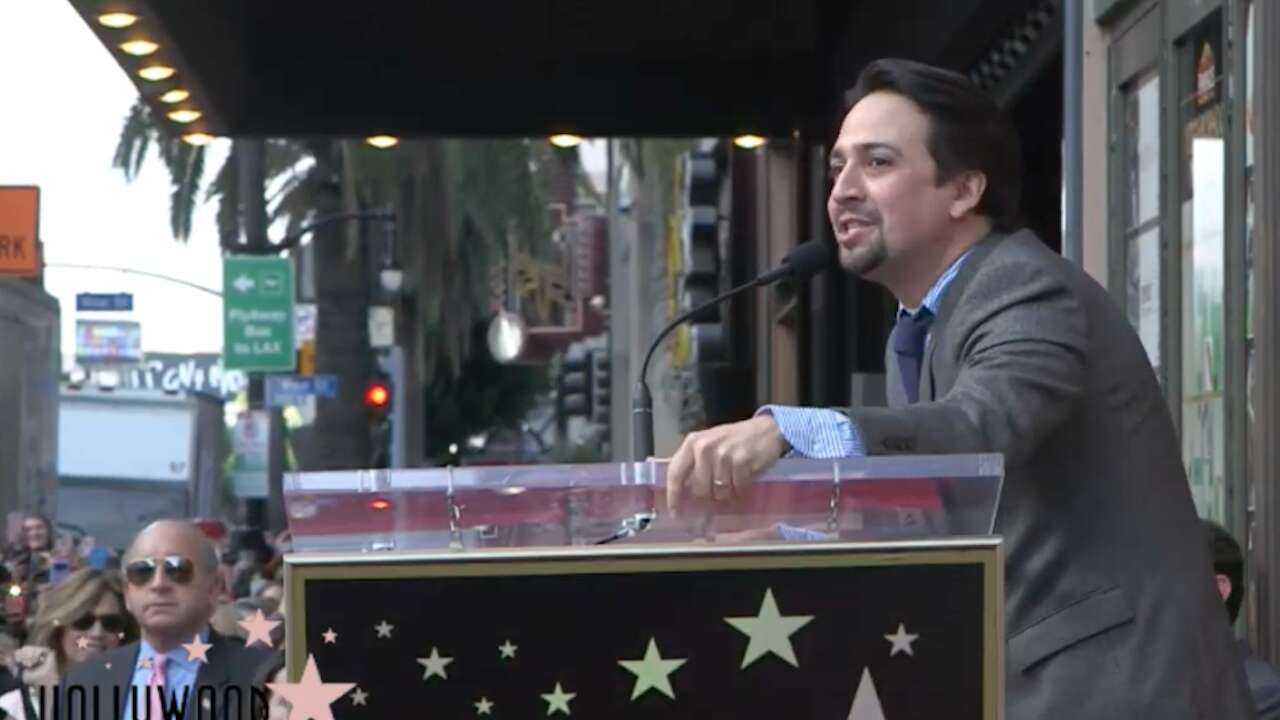 Resplandece la estrella de Lin Manuel en Hollywood