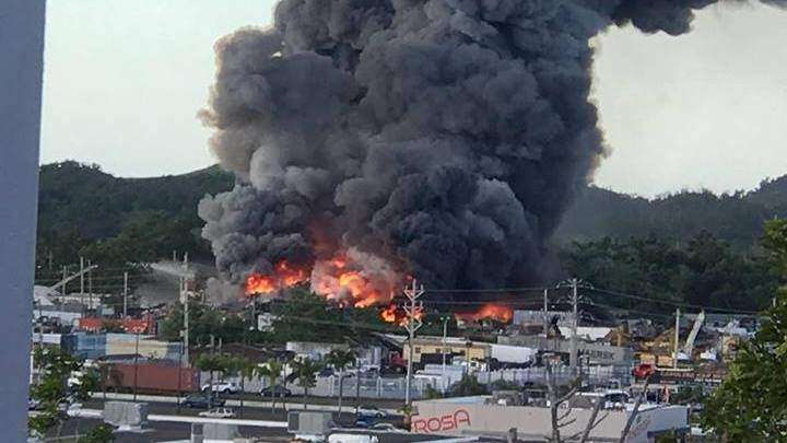 Bomberos aseguran tener control del fuego desatado en Carolina