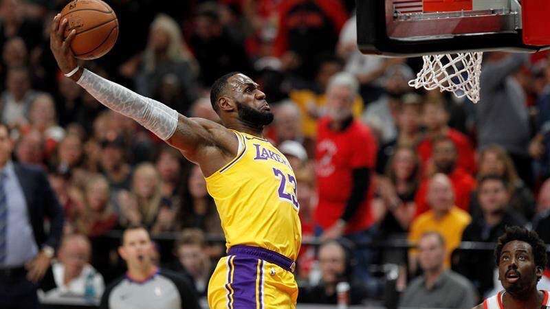 LeBron James lidera ofensiva de los Lakers