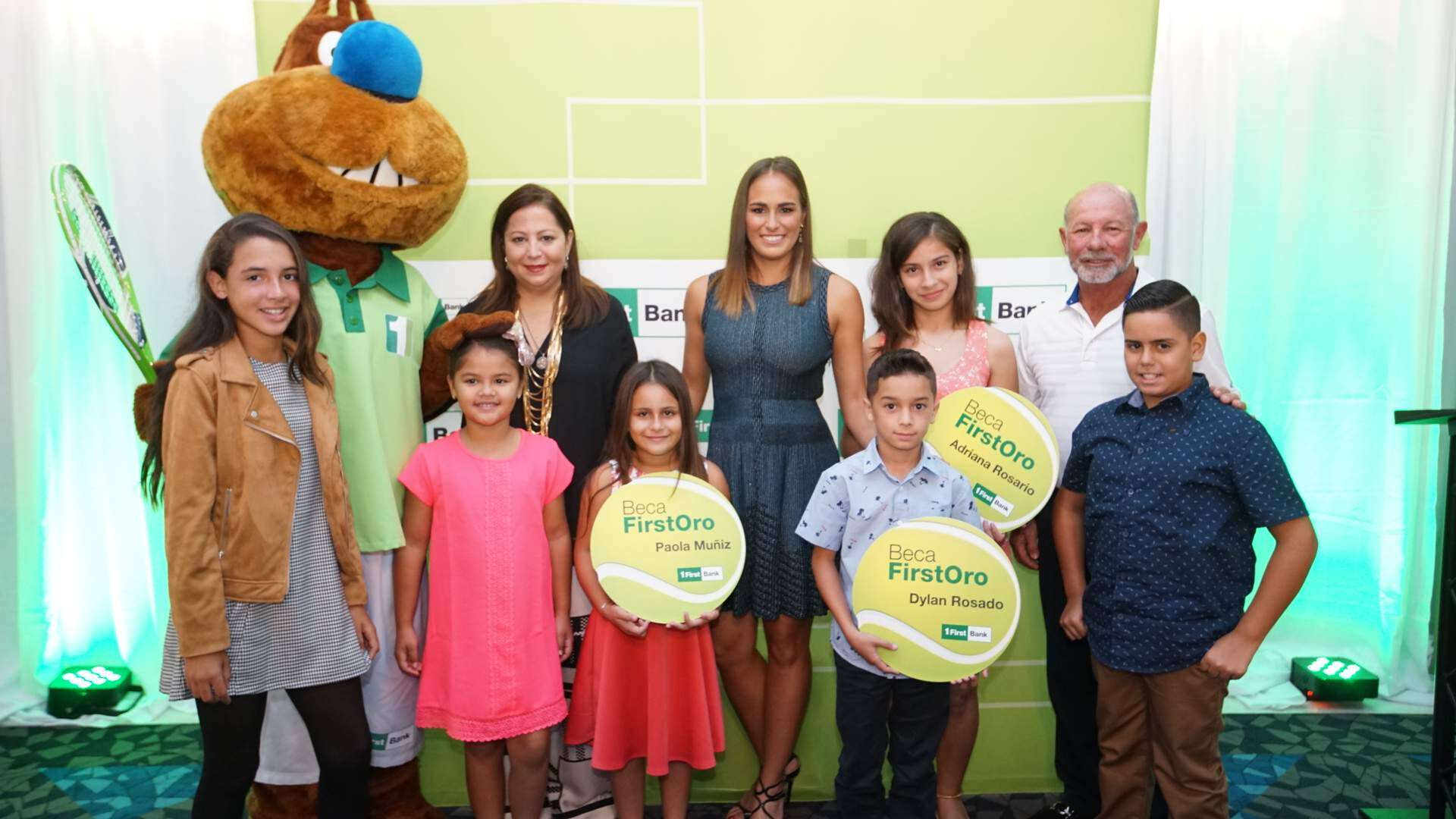 Otorgan becas a tenistas infantiles