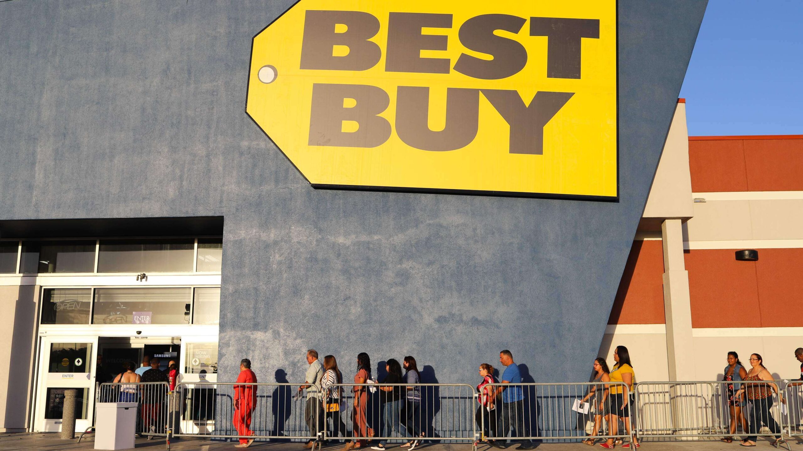 Consumidores acogen favorablemente el ‘jueves negro’