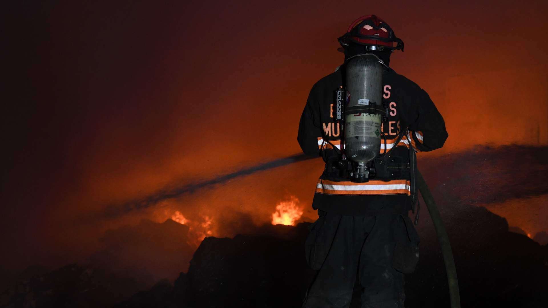 Gobierno asumirá nómina de bomberos en programa federal