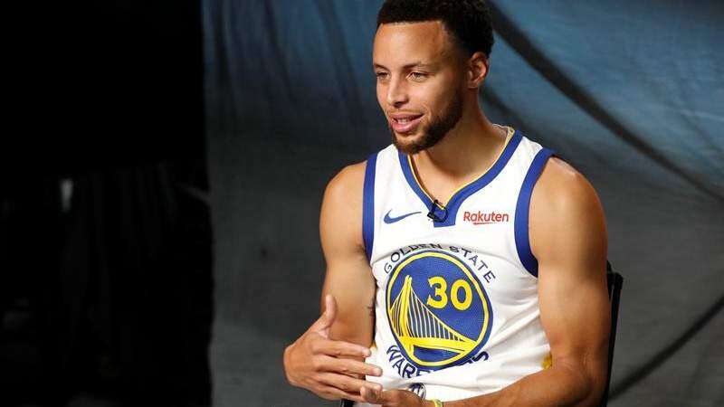 Curry sale ileso de accidente múltiple