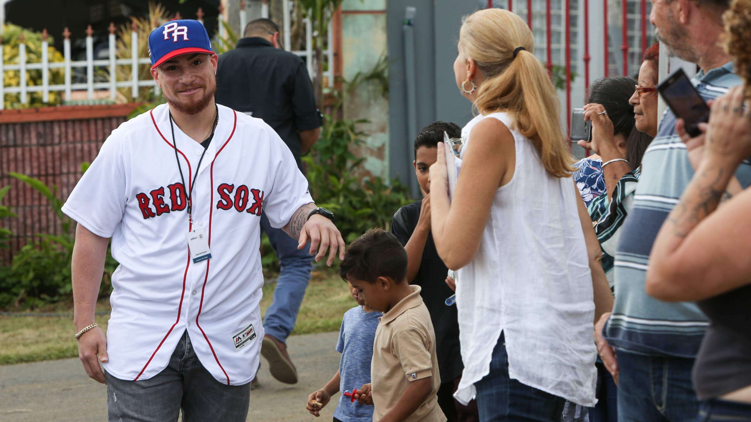 Conoce cómo Alex Cora creó una familia en el dugout de las Medias Rojas