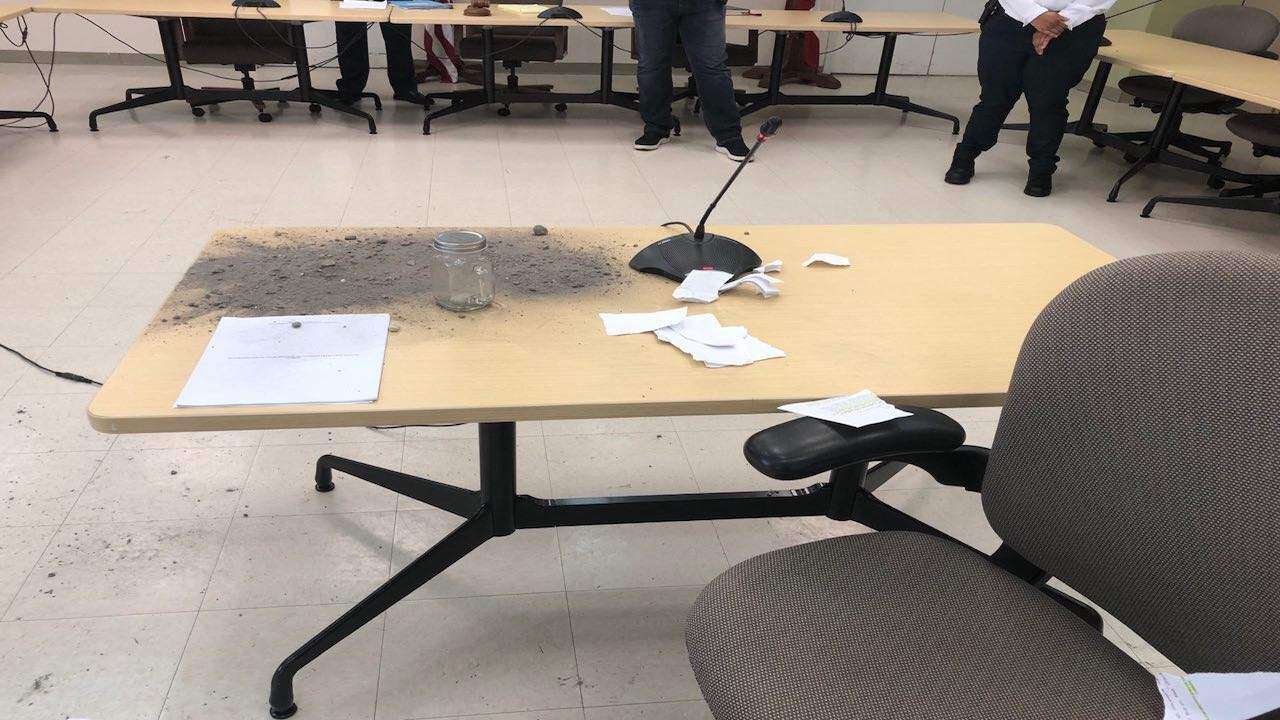 Manchada de cenizas la vista para discutir reglamentación en DRNA