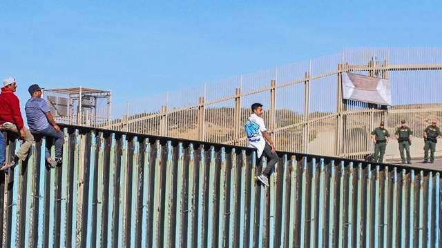 Caravana migrante escala la frontera entre EE.UU. y México