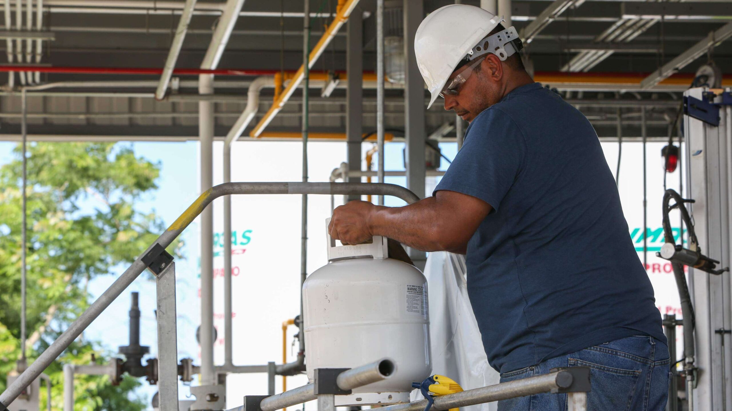 Conoce a las empresas que controlan el gas en Puerto Rico