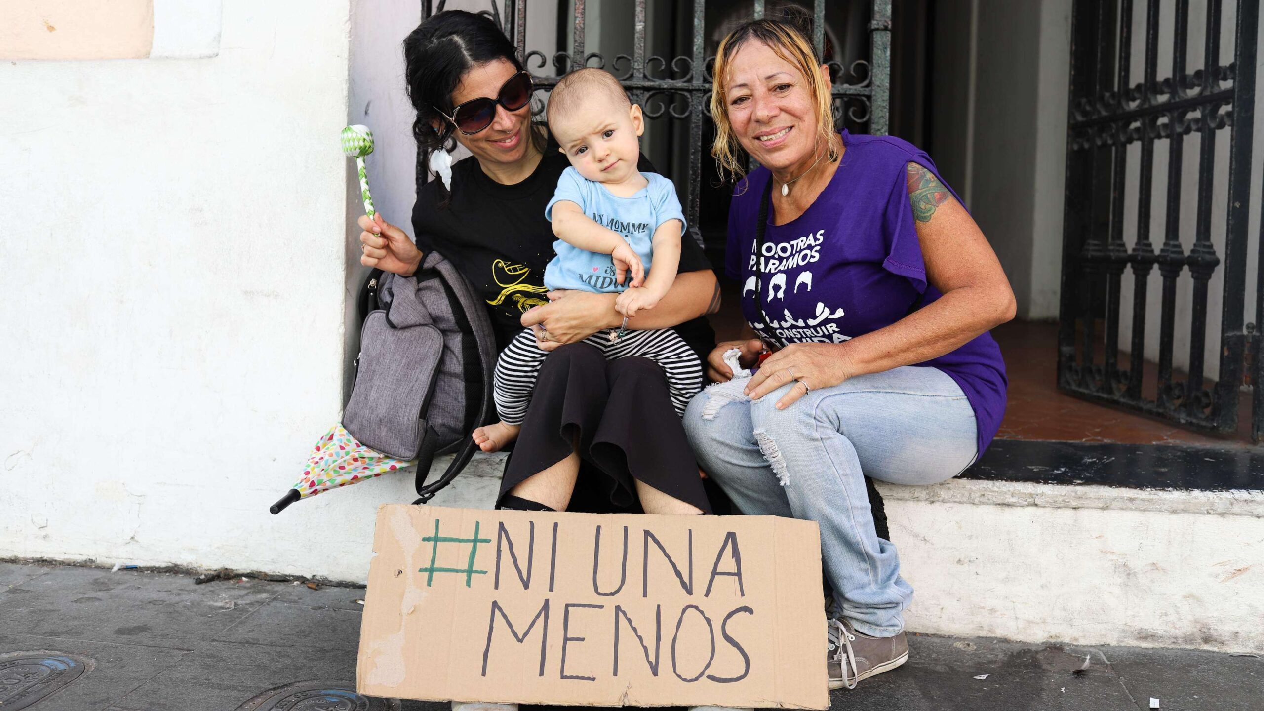 Denuncian al gobernador por cuidar a los bonistas e ignorar a las mujeres