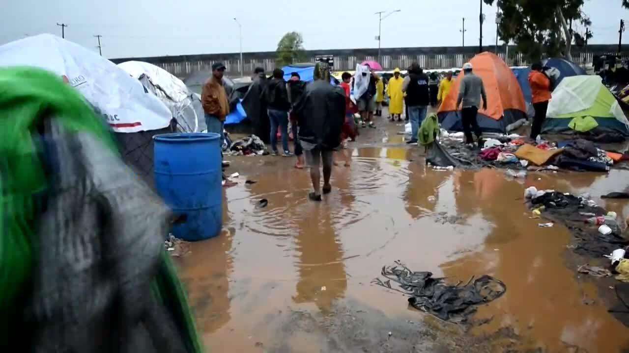 Mujeres de la caravana migrante inician huelga de hambre