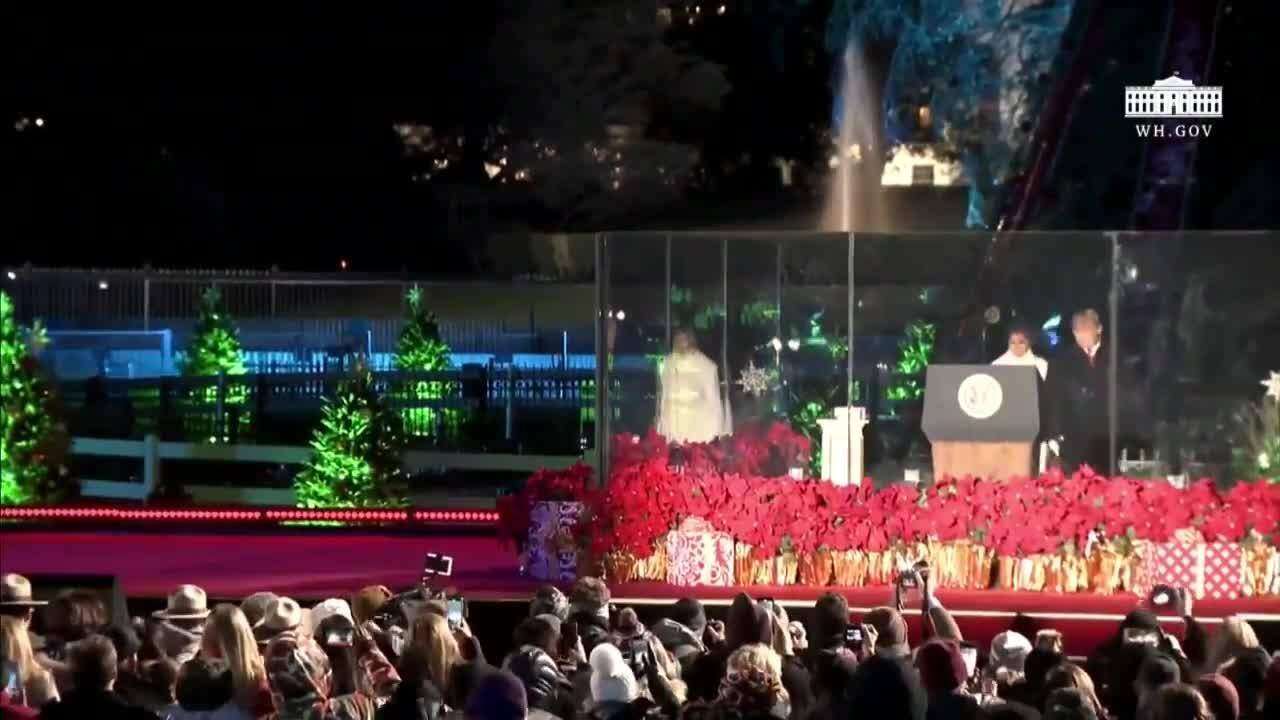 Los Trump encienden un árbol de Navidad por Puerto Rico