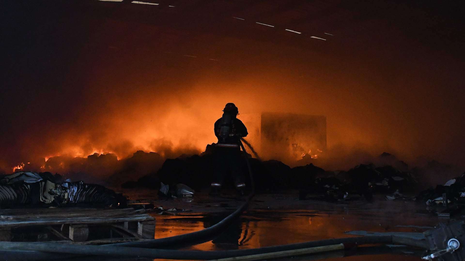 Prenden en fuego camión de compañía de construcción