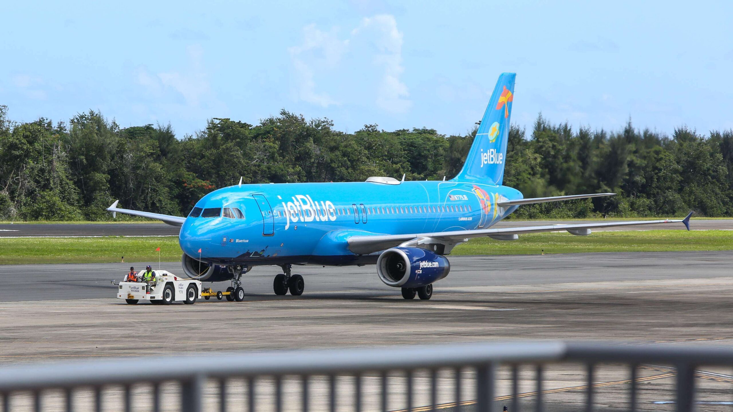 Se intoxican tres asistentes de vuelo de JetBlue