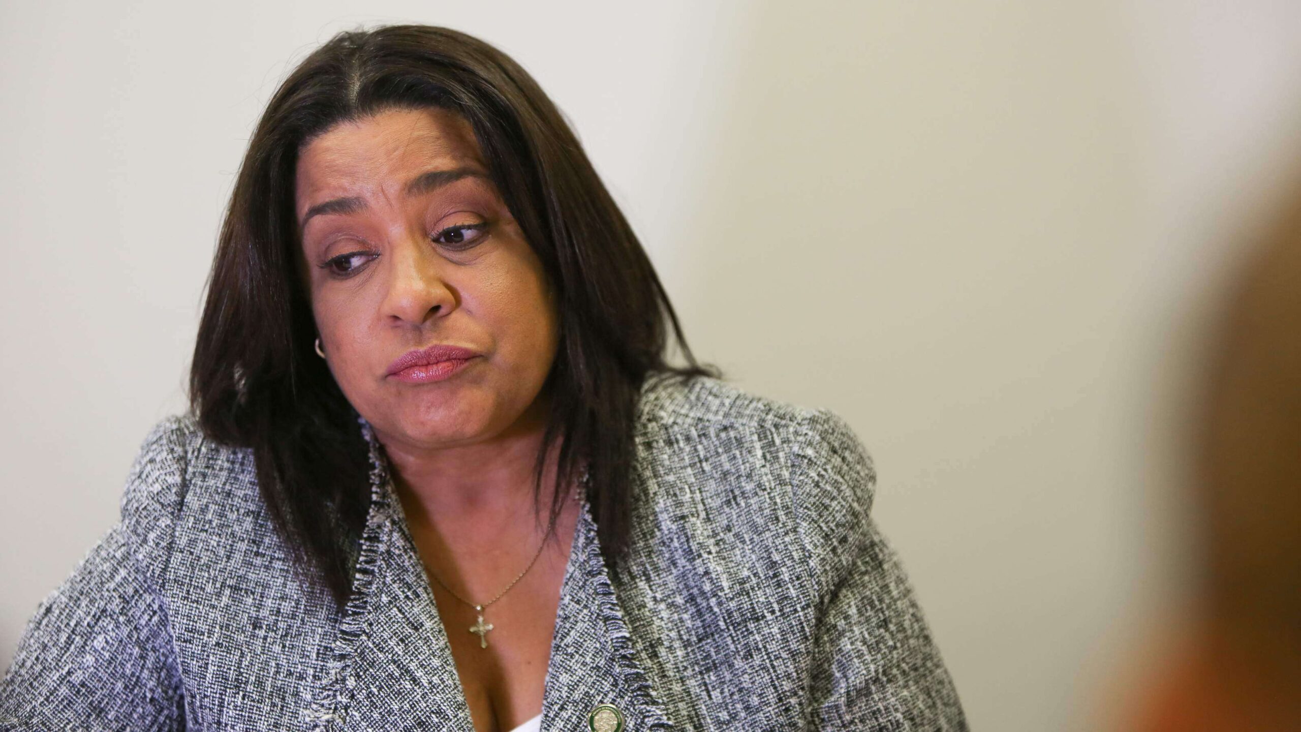 Charbonier saca la cara por la Procuradora de la Mujer