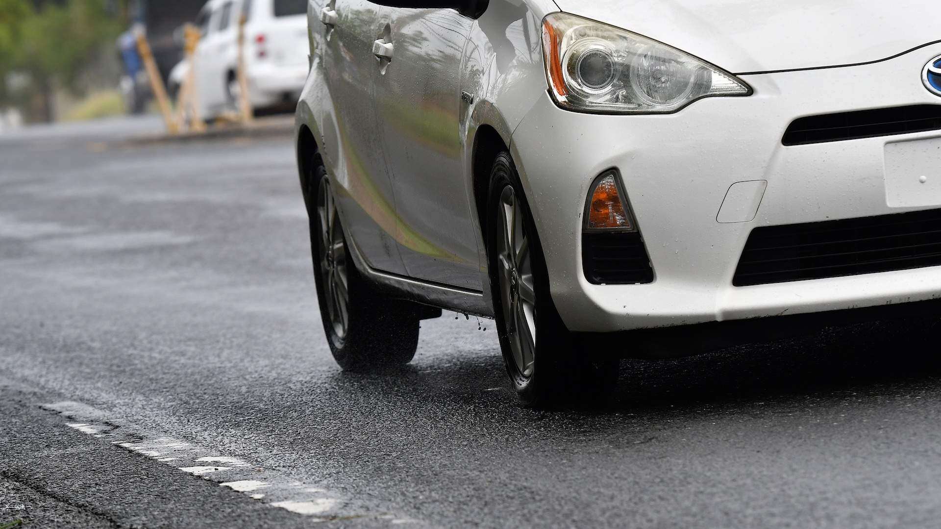 Carreteras amanecen con neblina y pavimento mojado