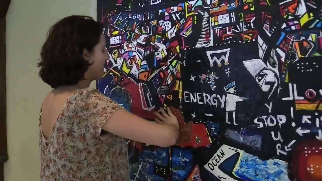 Una mujer crea arte para no videntes