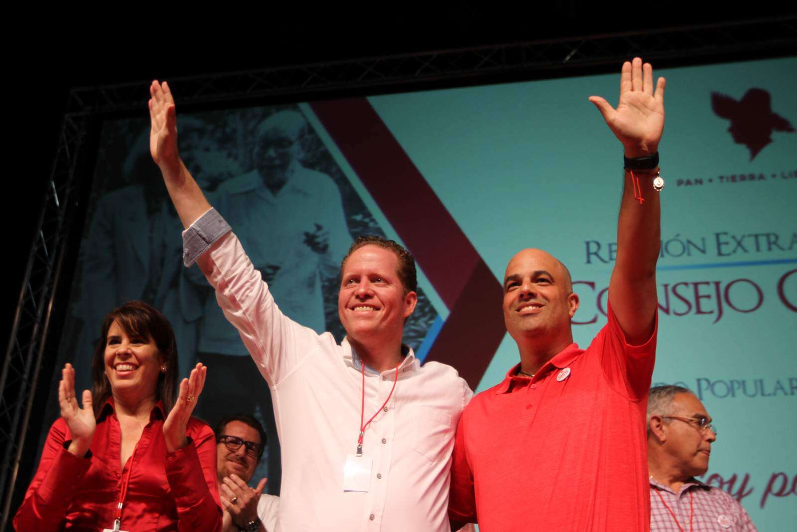 Reaperece David Bernier y se va viral en las redes sociales