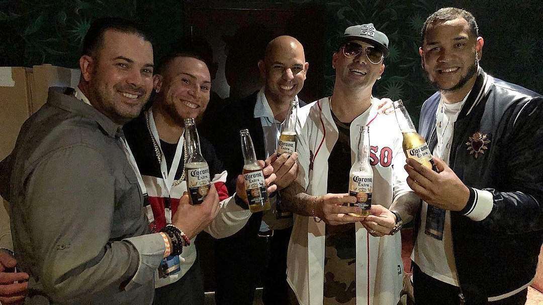 Alex Cora y los Medias Rojas comparten unas cervezas con Wisin