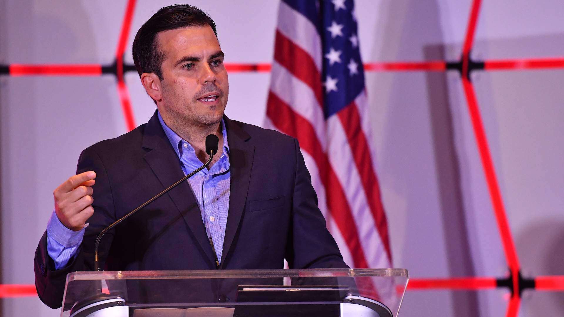 Rosselló firma nueva carta de derechos para personas con VIH