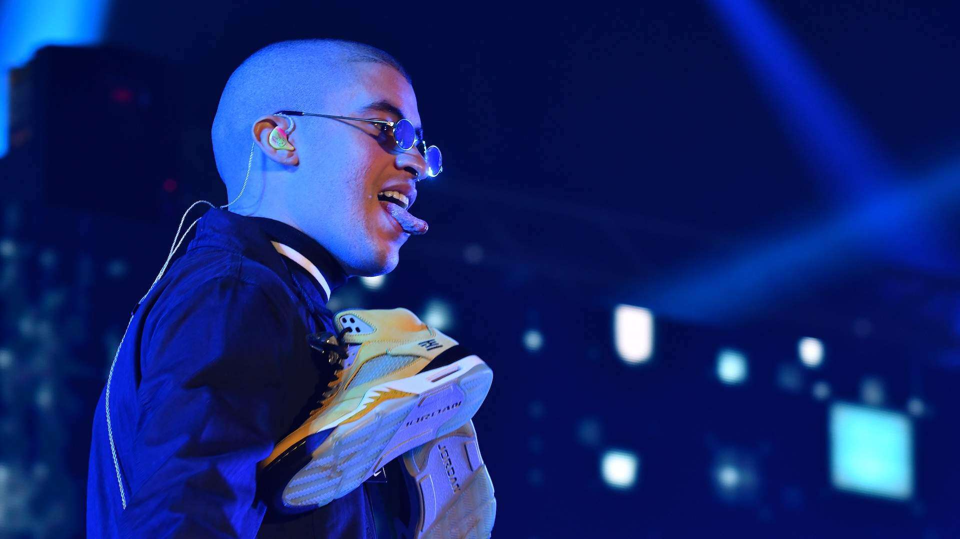 Entre tantos gallos Bad Bunny recuerda la emergencia de la violencia de gén