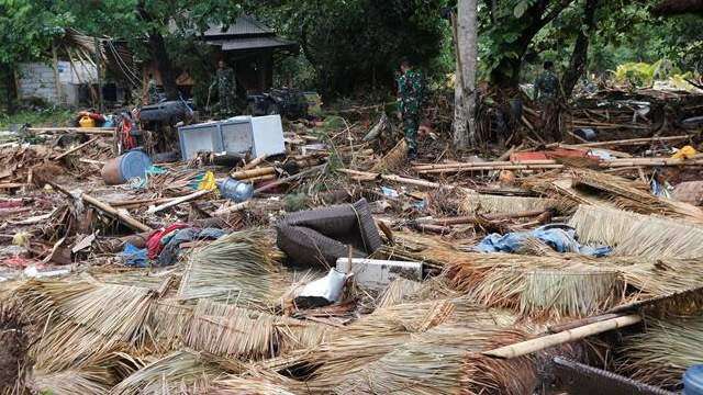 Siguen aumentando las muertes por el tsunami de Indonesia