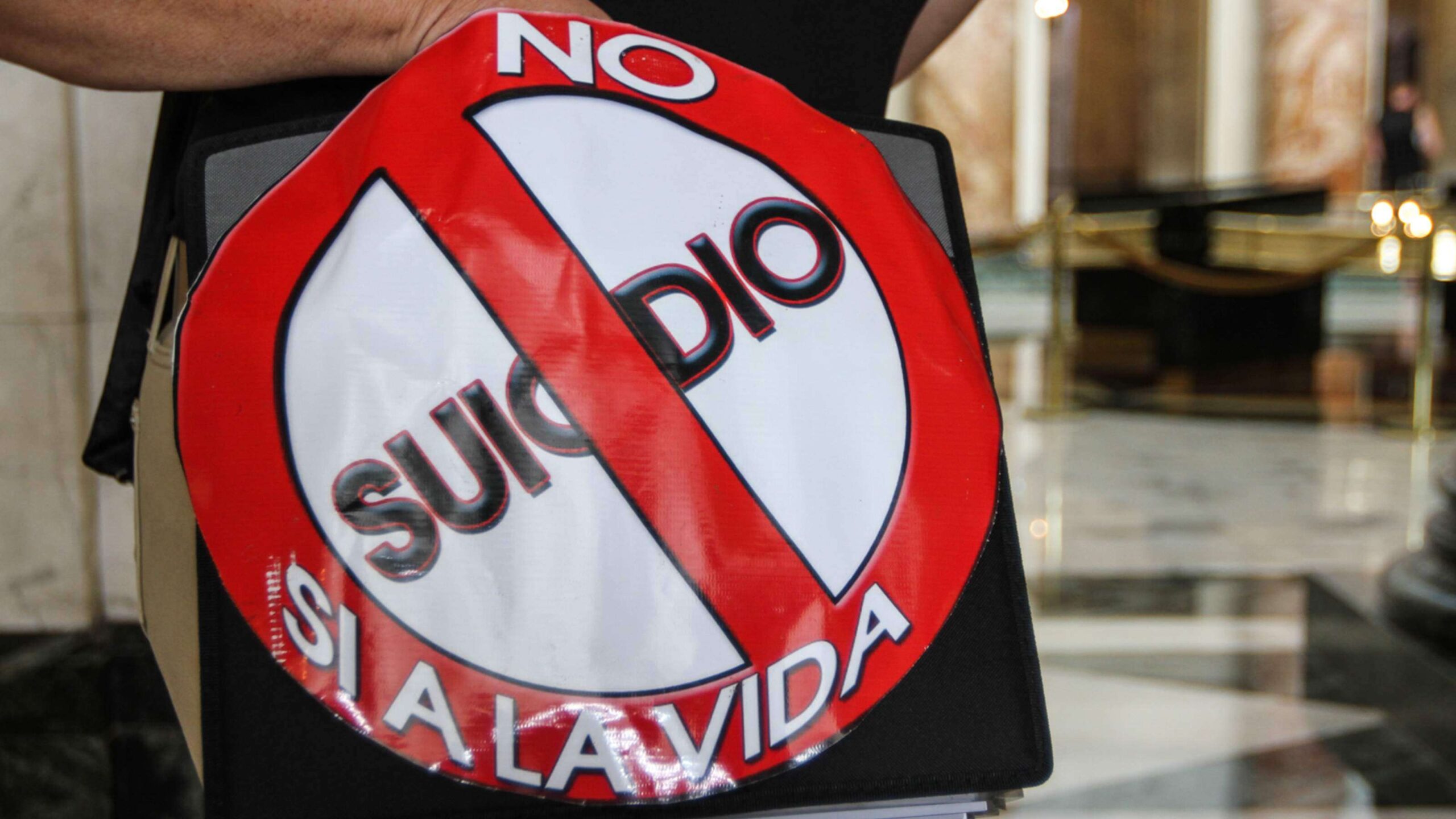 Universidades buscan hablar para atender el suicidio