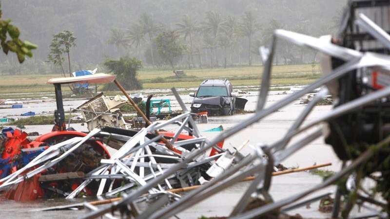 Mueren al menos 222 en tsunami de Indonesia